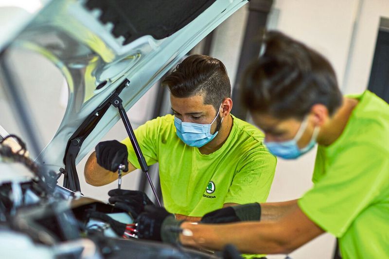Corona-Unterbrechung: Seit dem 1. Juni war die praktische Arbeit in der finalen Phase des Fahrzeugaufbaus unter Beachtung umfangreicher Hygiene- und Sicherheitsmaßnahmen wieder möglich. (Bild: Skoda)