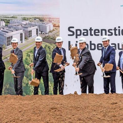 Lass Dir raten, nimm den Spaten! Oder am besten gleich sieben davon! Denn hier wurde symbolisch die Entstehung des leistungsstärksten Rechenzentrums eingeleitet. Es entsteht in Lübbenau. Das Ganze nimmt übrigens die Schwarz-Gruppe in die Hand. Hier das Warum ... (Bild: dpa)