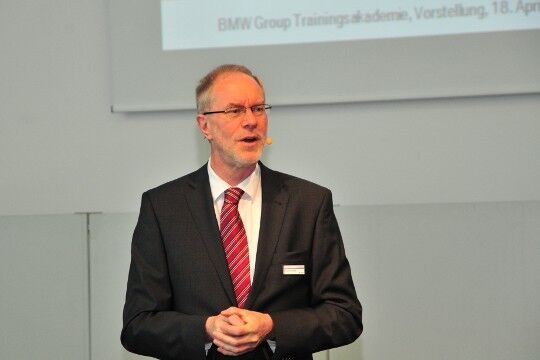 Joachim Geißler, Leiter Händlerqualifizierung und Training der BMW Group, begrüßte die Gütegemeinschaften in der BMW-Trainingsakademie. (Foto: Schmidt)