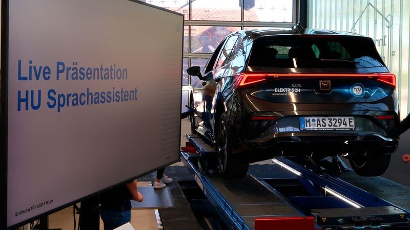 Der digitale HU-Sprachassistent hilft den Prüfingenieuren bei der Dokumentation festgestellter Mängel und sorgt für mehr Effizienz beim Erstellen des Prüfberichts. (Bild: Diehl – VCG)