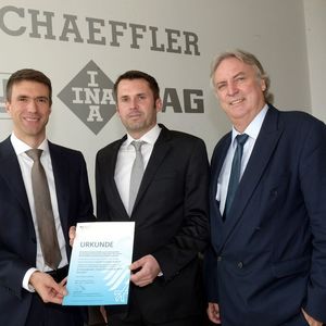 Stefan Müller, Parlamentarischer Staatssekretär bei der Bundesministerin für Bildung und Forschung (links), übergab den Zuwendungsbescheid zum Förderprojekt "Smarte Dienstleistungs-Fabrik" an Prof. Dr.-Ing. Peter Gutzmer, stellvertretender Vorsitzender des Vorstands und Vorstand Technologie Schaeffler AG (rechts), und Schaeffler-Ingenieur Dr. Dennis Arnhold (Mitte) aus dem Projektteam.(Bild:  Schaeffler)