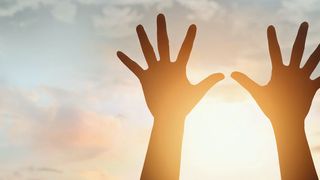 Endlich Sonnenlicht – doch auch bei der darin enthaltenen UV-Strahlung macht wie so oft, die Dosis, das „Gift“. (© ipopba / Fotolia.com)