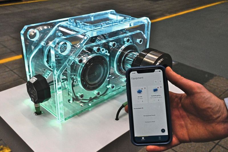 Sensorik an Bord: Standardmäßig sind die Flender-One-Getriebe mit dem Sensor AIQ Core ausgestattet, der eine zustandsbasierte Instandhaltung erlaubt. (Bild: Stefanie Michel)