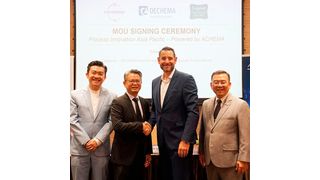 Paul Lee, Chief Executive (Markets), Constellar; James Boey, Senior Vice President Markets B2B, Constellar; Björn Mathes, CEO Dechema Ausstellungsgesellschaft; Poh Chi Chuan, Executive Director, Exhibitions & Conference, Singapore Tourism Board (Bild: Dechema)