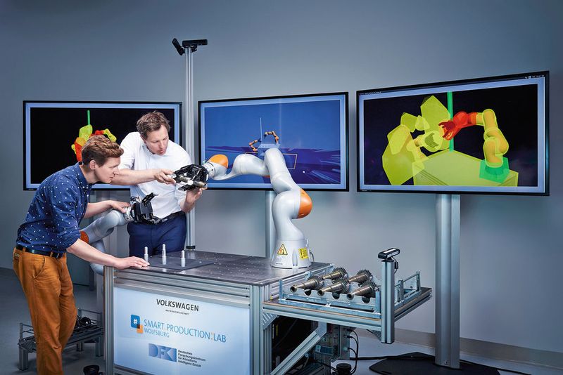 Die intelligente Mensch-Roboter-Kollaboration (iMRK) ermöglicht die gefahrlose Zusammenarbeit von Mensch und Roboter. (Volkswagen AG)