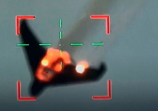 Hier hat ein Drohnenabwehrsystem ein Ziel erfasst und getroffen! Was heute noch mit konventioneller Munition oder Raketen geschieht, übernehmen vielleicht bald Hochleistungslaser. Dann wären sogar schnell fliegende Geschosse nicht mehr sicher, wie Rheinmetall betont ...(Bild:  Ursldomasz)