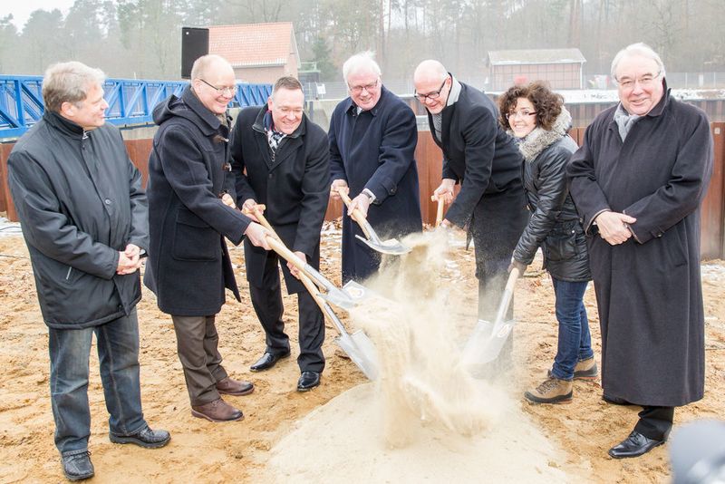 Beim Spatenstich (v. l.): Thomas Rumpf, Amtsleiter WSA Verden, Professor Heinz Jörg Fuhrmann, Vorstandsvorsitzender Salzgitter, Dirk Oelmann, Bürgermeister der Gemeinde Winsen, Professor Jürgen Hesselbach, Präsident der TU Braunschweig, Wolfgang Klußmann, Bürgermeister der Gemeinde Wietze, Dr. Gabriele Heinen-Kljajić, Niedersächsische Ministerin für Wissenschaft und Kultur, Uwe Beckmeyer, parlamentarischer Staatssekretär, Bundesministerium für Wirtschaft und Energie. (Bild: Salzgitter AG)