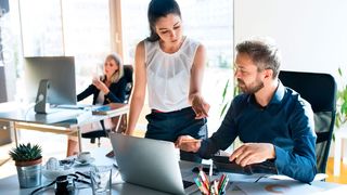 Ob es in den Büros bald wieder so aussehen wird? Für viele Frauen könnte die Rückkehr in den Vollzeitjob schwierig werden, wenn sie während Corona Arbeitsstunden reduziert haben. (©Halfpoint - stock.adobe.com)