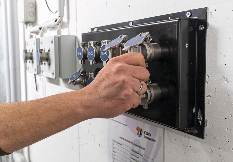 Speziell für Zoos und Tierparks entwickelte mechanische oder elektromechanische Schließsysteme schützen das Pflegepersonal und Publikum vor den fatalen Folgen von Unachtsamkeit oder Fahrlässigkeit. (Bild: WZV/Haake Technik)