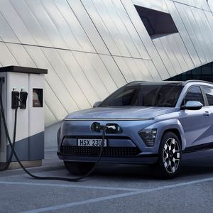Der neue Hyundai Kona wurde auf Basis des Elektromodells entwickelt, bietet aber auch Antriebsvarianten mit Verbrenner.(Bild:  Hyundai)