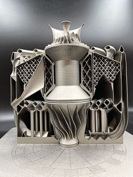 Eine Konstruktion, die die Vorteile der additiven Fertigung derart intelligent ausnutzt, erfordert einerseits viel Know-how über den Prozess und andererseits Werkzeuge, die dieses Know-how unterstützen und in Produkte übersetzen. (Bild: EOS, PTC)