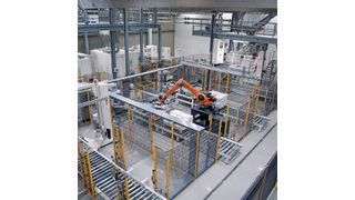 Über zwei parallel verlaufende Produktionslinien erhält der Roboter die zuvor automatisch abgefüllte Sackware zur Palettierung. (Bild: Koch)