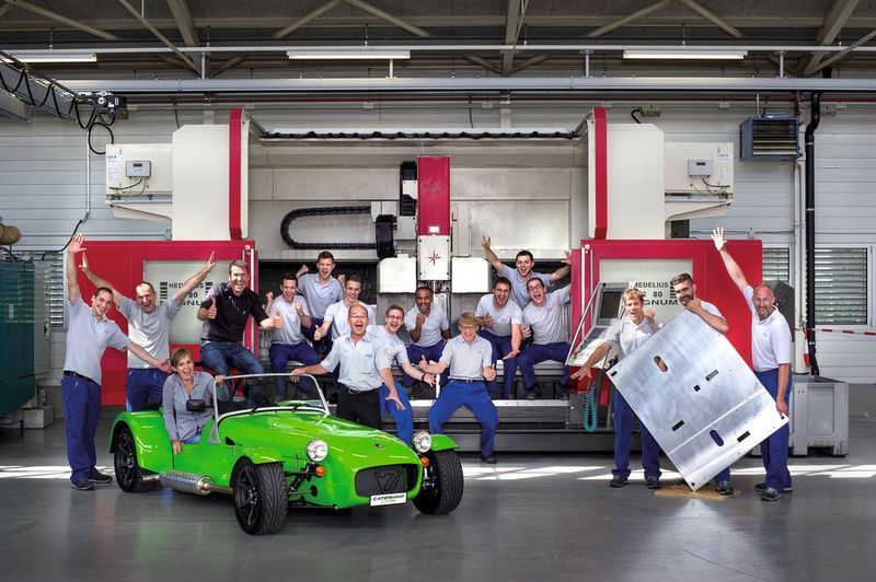 Top motiviert, dynamisch, kompetent, so zeigt und präsentiert sich das IBOR-Team und erreicht damit eine hohe Kunden-  und Mitarbeiterzufriedenheit. Rechts im Bild ist eine CNC-gefertigte Platte, eine der Kernkompetenzen der IBOR AG. (Bilder: Thomas Entzeroth)