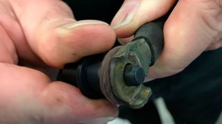 Der elastische Schleifkörper sitzt per Kletthaken fest auf dem Adapter, der sich mit einer Führung im Kabelschuh zentriert. (Bild: Holz / »kfz-betrieb«)