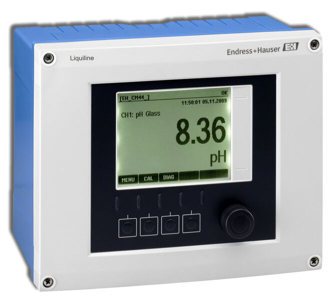 CM44x Frontansicht mit  Softkeys und Drehdruckknopf (Bild: Endress+Hauser)