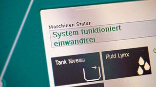 Automatisiert: Das System Fluidlynx überwacht sämtliche relevanten Parameter des Kühlschmiermittels und zeigt sie im Display und online abfrubar.  (Bild: Rene Flindt)