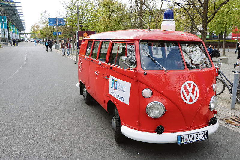 Zum Jubiläum der Hannover Messe werden Besucher ganz Stilecht mit einem VW-Bus über das Messegelände gefahren. (Bild: Gillhuber/VBM)