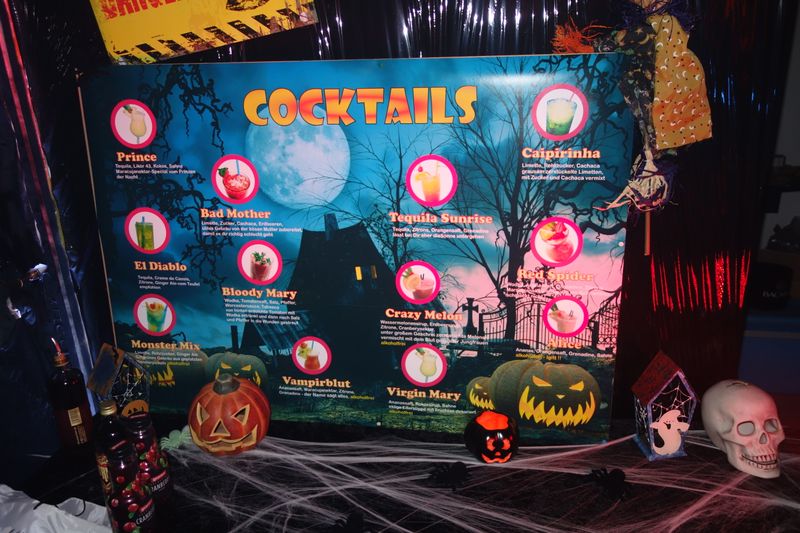 Cocktails nur für Mutige - von Vampirblut bis hin zum Monster Mix war alles dabei! (Bild: IT-BUSINESS)