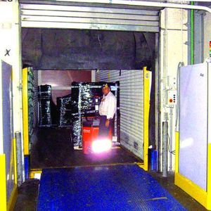 Im Frachtzentrum werden die eingehenden Paletten automatisch erfasst, wobei die Eingangskontrolle über das EPC-global-konforme Label erfolgt.