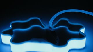 Integrierte Elektrolumineszenz-Leuchtfolie mit Inverter in FLM-Bauteilen. (Fraunhofer IPA)