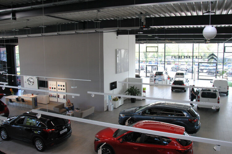 Klare Zuordnung: Alle Mazda-Modelle  stehen im rechten Winkel zu den Citroën-Modellen. (Foto: Baeuchle)