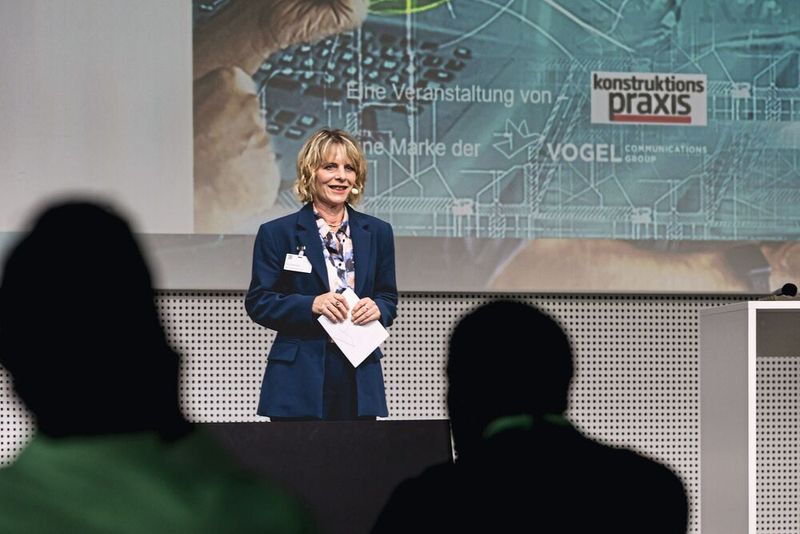 Ute Drescher, Chefredakteurin der konstruktionspraxis, führte durch das Programm des Konstruktionsleiter-Forum SPOTLIGHT 2025. (Bild: VCG/Stefan Bausewein)