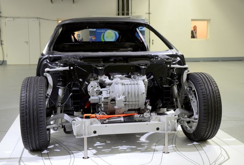...Die Vorderachse treibt ein Elektromotor mit 96 kW (131 PS) an, ... (Bild: Stefanie Michel)