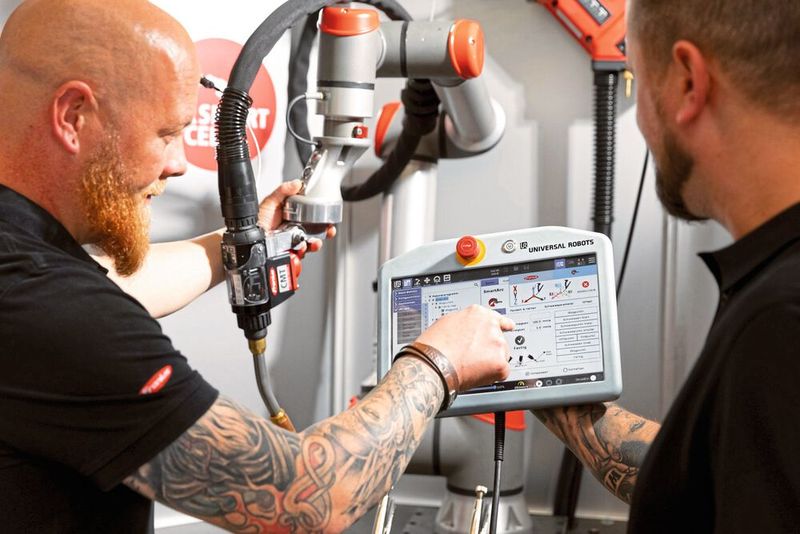 Mit dem SmartArc Extension Pack-Handgriff am Roboterarm teacht die Schweißfachkraft den Cobot. (Bild: RGP)
