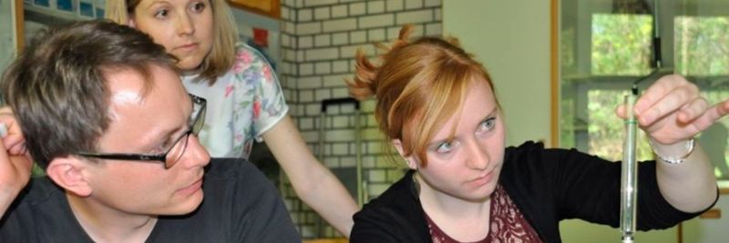 Mit Experimentierstationen und Rollenspielen soll bei jungen Menschen das Interesse an naturwissenschaftlich-technischen Themen geweckt werden. Im Bild: Fortbildung für Lehrkräfte zum Thema Nanotechnologie.(Bild:  Natalie Dees (IJF))