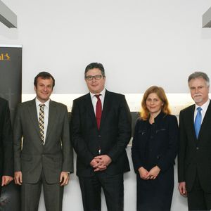 ContiTech, Siemens und ThyssenKrupp unterzeichnen einen Kooperationsvertrag über die Entwicklung und Vermarktung des Chevron-Megapipe Conveyors. V.l.n.r.: Hans-Jürgen Duensing und Dr. Michael Hofmann (ContiTech), Dr. Franz-Maria Wolpers (ThyssenKrupp), Cornelis Rahner und Norbert Becker (Siemens), Detlev Schröder (ThyssenKrupp).