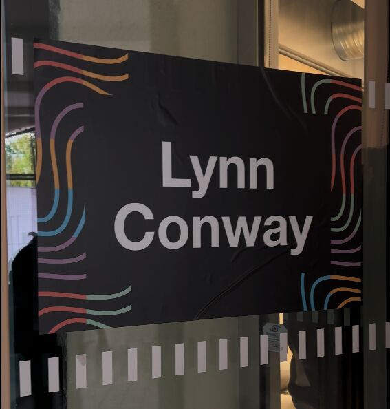 Die Räume der Konferenz sind nach historischen Figuren aus der IT-Branche bennat. Die Veranstlater wollten damit den Beitrag dieser Menschen zur Tech-Branche würdigen. Dieser Raum trägt den Namen der US-amerikanischen Informatikerin, Erfinderin und Aktivistin Lynn Conway. (Bild: Marvin Djondo-Pacham)