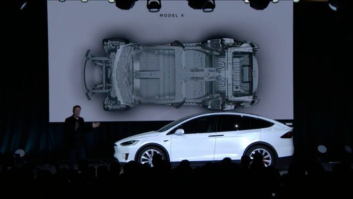 Unser Model X dagegen hat keinen solchen Motorblock unter der Fronthaube. Es befindet sich nur ein kleiner Elektromotor vor der Batterie. Somit dient der gesamte vordere Kofferraum als Knautschzone, sodass bei einem Frontalzusammenstoß die Energie auf die gesamte Länge der Fronthaube verteilt wird, was das Verletzungsrisiko der Passagiere deutlich reduziert. (Tesla)