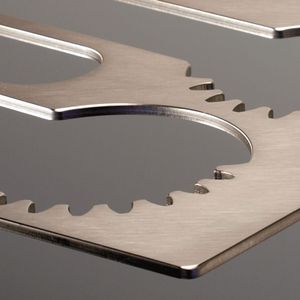 Kunden erwarten heute Bleche mit perfekt verrundeten Kanten. Die Entgratmaschinen von Ernst übernehmen diese Aufgabe gleich mit.