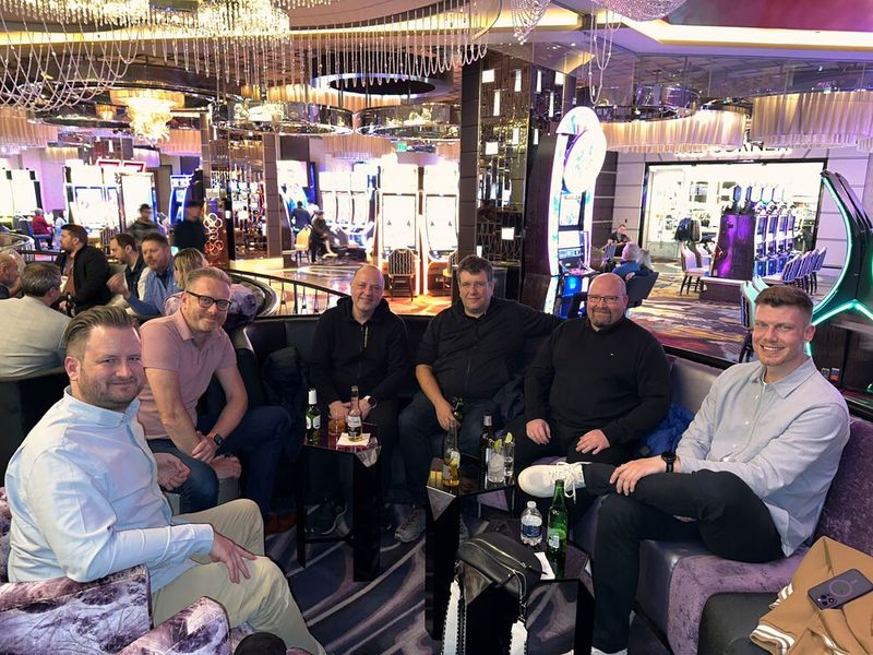 In der Chandelier Bar lud Stefan Ebnöther (l., Littlebit) zum Umtrunk ein: (v. l.) Holger Haase (ElectronicPartner), Sven Buchheim (bluechip), Oliver Kluge (O.Kluge), Adrian Moro (Arlt Computer) und Tim Metternich (Ninepoint) (Bild: Vogel IT-Medien)