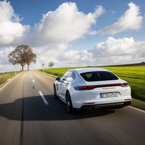 Trotz E im Kennzeichen dürfte der gesamte elektrische Fahranteil bei diesem PHEV eher gering ausfallen.(Bild:  Porsche)