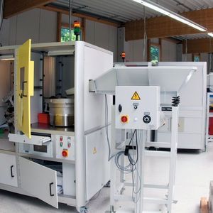 Bild 2: Insgesamt elf Prüfanlagen garantieren im Dreischichtbetrieb für den hohen Durchsatz von zu prüfenden und zu sortierenden Teilen. Die Präzision und Funktionssicherheit der Prüfzellen sind der Garant für dokumentierte Qualität.