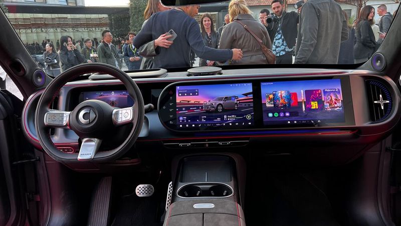 Innen gibt es ein großes Display. (Bild: Smart)