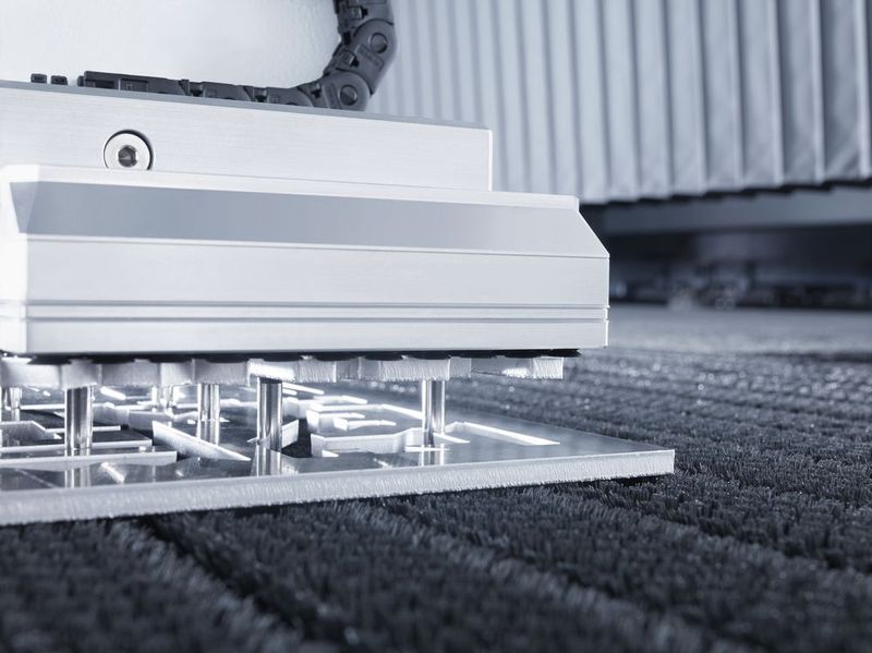 Die Tru Laser Center 7030: Für die automatisierte Entnahme der lasergeschnittenen Teile haben die Trumpf-Experten mit den Komponenten Smart Lift und Sort Master Speed einen intelligenten, und prozesssicheren Ansatz entwickelt: Die freigeschnittenen Teile werden von unten über frei positionierbare Stifte des Smart Lift mit einer Hubbewegung aus dem Restgitter gehoben – insgesamt stehen 180 Stifte, auch Pins genannt, zur Verfügung. (Trumpf)