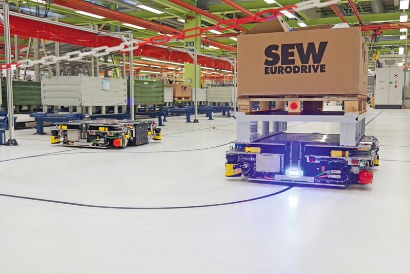 Im Bereich der Getriebemontage in Graben-Neudorf hat SEW-Eurodrive bereits ein Konzept mit mobilen Logistik- und Montageassistenten implementiert.  (SEW-Eurodrive)