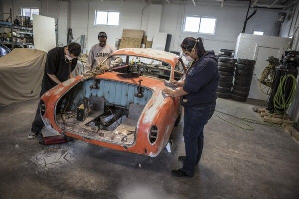 Die Karosserie wird geschliffen, gesäubert und ausgebessert (Bild: Minddrive)