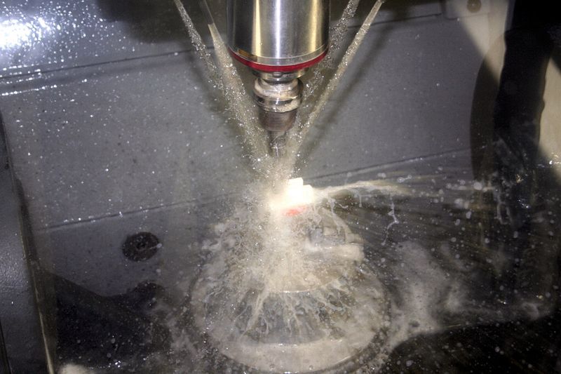 Bild 3: Endkonturnahe Halbzeuge aus Glaskeramik erhalten in einem Ultraschallverfahren ihre endgültigen Bauteilabmessungen. Zur Anwendung kommt ein CNC-Bearbeitungszentrum. (Bild: WZR)