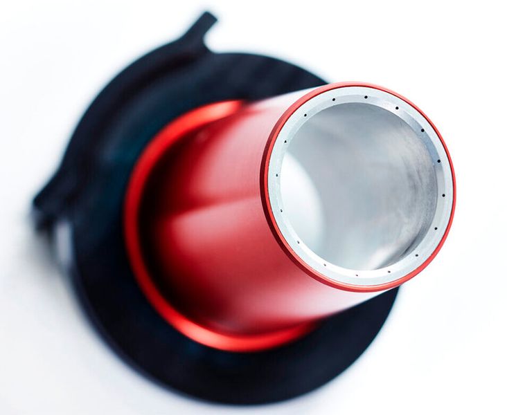 Beim Mediumverteiler von MHT (Merz & Haag) wird über ein spezielles Düsensystem wahlweise reine, mit etwas Öl versehene Druckluft oder Kohlenwasserstoff-Medium (MV-2) so auf das Werkzeug geblasen, dass es optimal gekühlt und die Späne zuverlässig abgeführt werden.  (Bild: Röders GmbH)