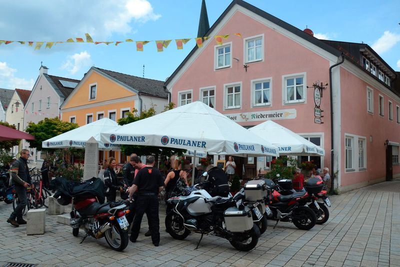 … fand der erste Boxenstopp unter Paulaner-Sonnenschirmen statt. (Bild: Michel/»kfz-betrieb«)