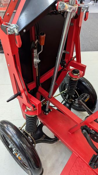 Man beachte auch hier die Achskonstruktion, die jedem Kleinstwagen zur Ehre gereicht. Ach so: Anders als ein normales Fahrrad, wird man solch ein Lastenrad auch nach einem Unfall vielfach weiternutzen. Man muss es halt nur reparieren können. (Bild: Dominsky – VCG)