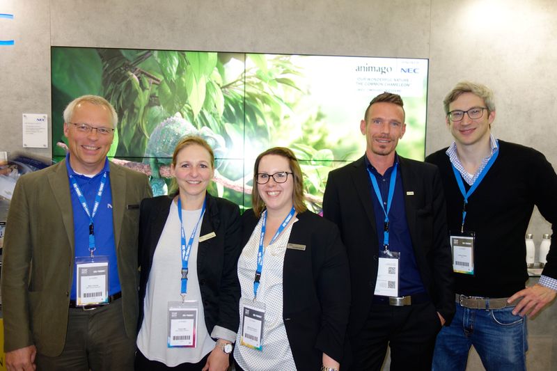 (v. l.) Björn Doerner mit seinen Kolleginnen Daniela Mey und Michaela Brüderle, NEC, und Oliver Weiß, Ingram Micro, und Joachim Fischer, NEC. (Bild: IT-BUSINESS)