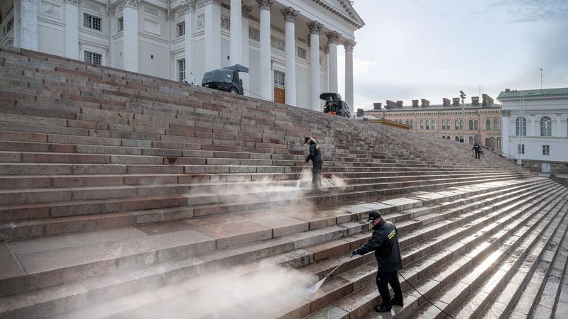 Um den 90-jährigen Geburtstag zu feiern, werden Kärcher-Teams auf der ganzen Welt im Jubiläumsjahr 90 kostenlose Reinigungsprojekte an öffentlichen Orten durchführen – hier eine Aktion in Helsinki im Jahr 2023. (Bild: Kärcher)
