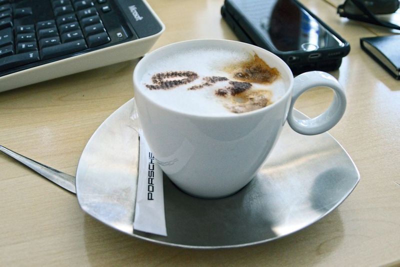 Beim Jury-Gespräch zeigte sich auch der Kaffee in sportlichem Outfit. (Bild: Achter/»kfz-betrieb«)