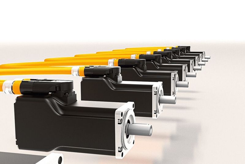 Die Geräte der AcoposMotor-Serie lassen sich einfach per Daisy-Chain-Verkabelung anschliessen und verringern so den Verkabelungsaufwand wesentlich.  (B&R)