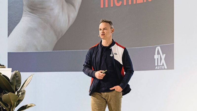 Roy de Lange, Geschäftsführer von Fix Auto Deutschland, legte bei seinem Vortrag den Finger in die Wunde: Viele K&L-Betriebe sind zwar gut ausgelastet – arbeiten aber trotzdem nicht effizient.(Bild:  Stefan Bausewein)