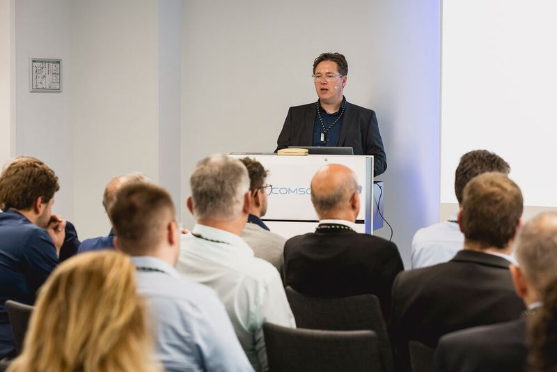 Ergänzt wurde das Programm auf der Hauptbühne unter anderem durch Workshops. So zeigte der Multiphysik-Experte Comsol, wie der schnelle Einstieg mit der Software gelingt.  (Bild: Stefan Bausewein - VCG)